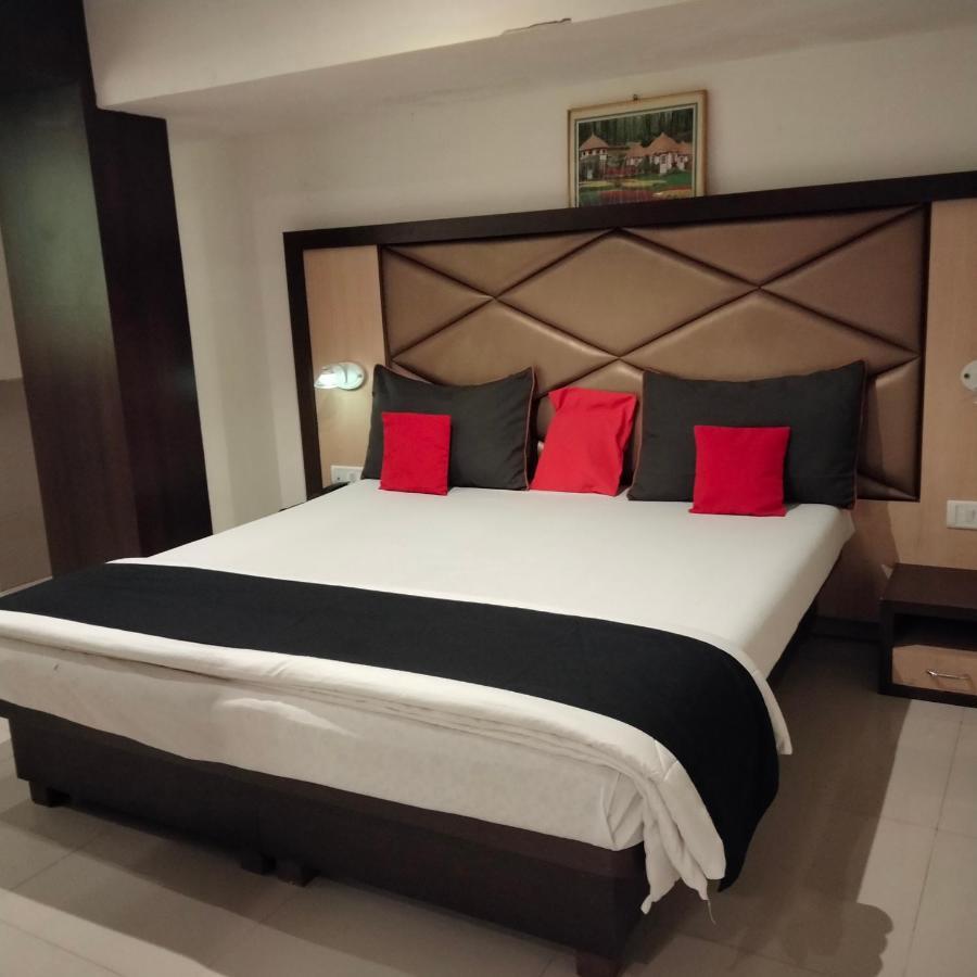 Hotel Everest Lodging Нави Мумбаи Экстерьер фото
