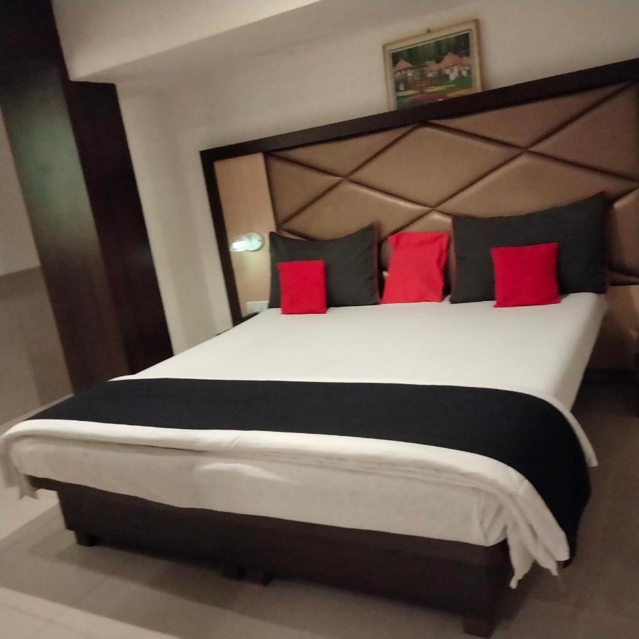 Hotel Everest Lodging Нави Мумбаи Экстерьер фото