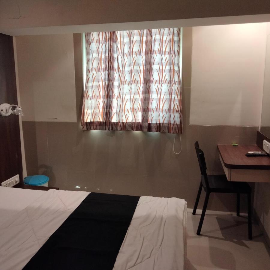 Hotel Everest Lodging Нави Мумбаи Экстерьер фото