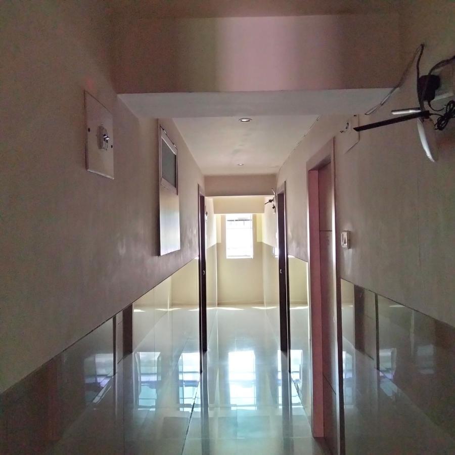 Hotel Everest Lodging Нави Мумбаи Экстерьер фото