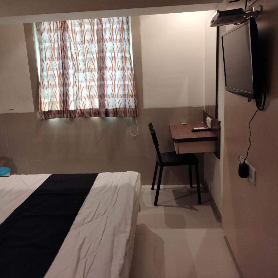 Hotel Everest Lodging Нави Мумбаи Экстерьер фото