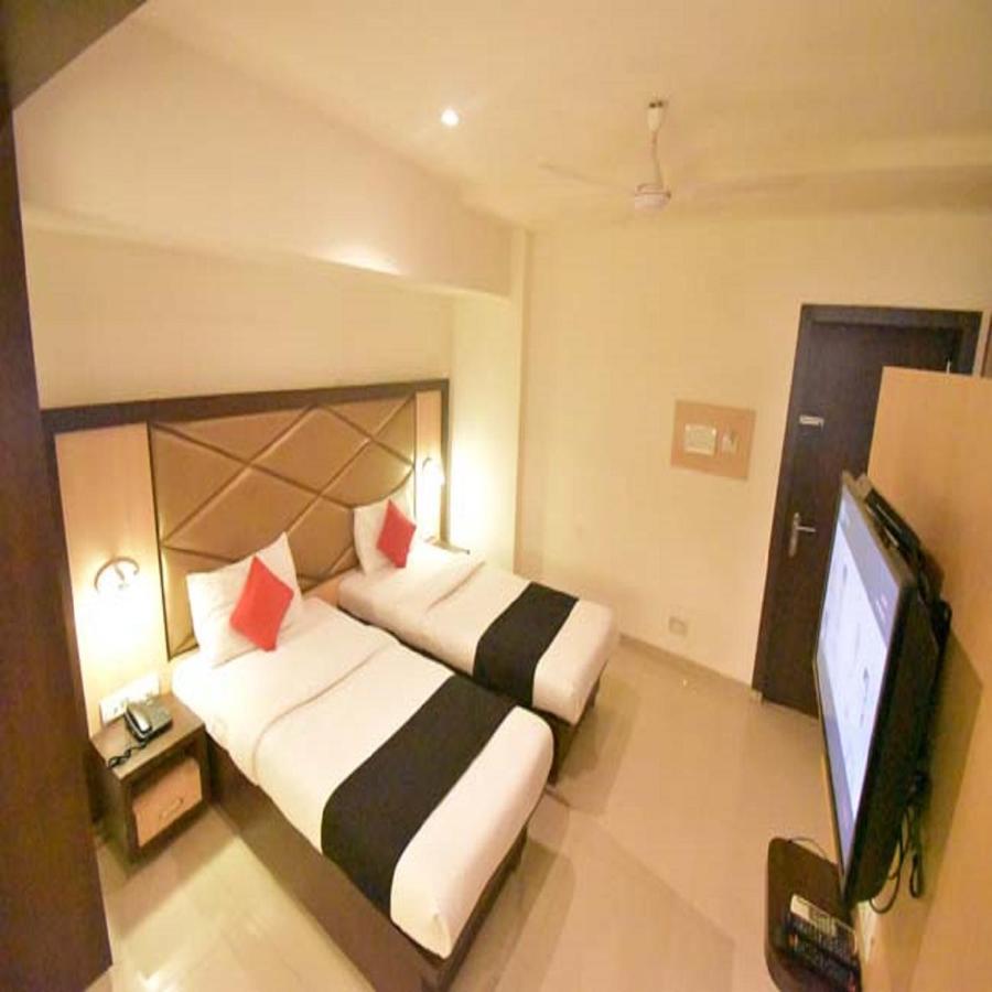 Hotel Everest Lodging Нави Мумбаи Экстерьер фото