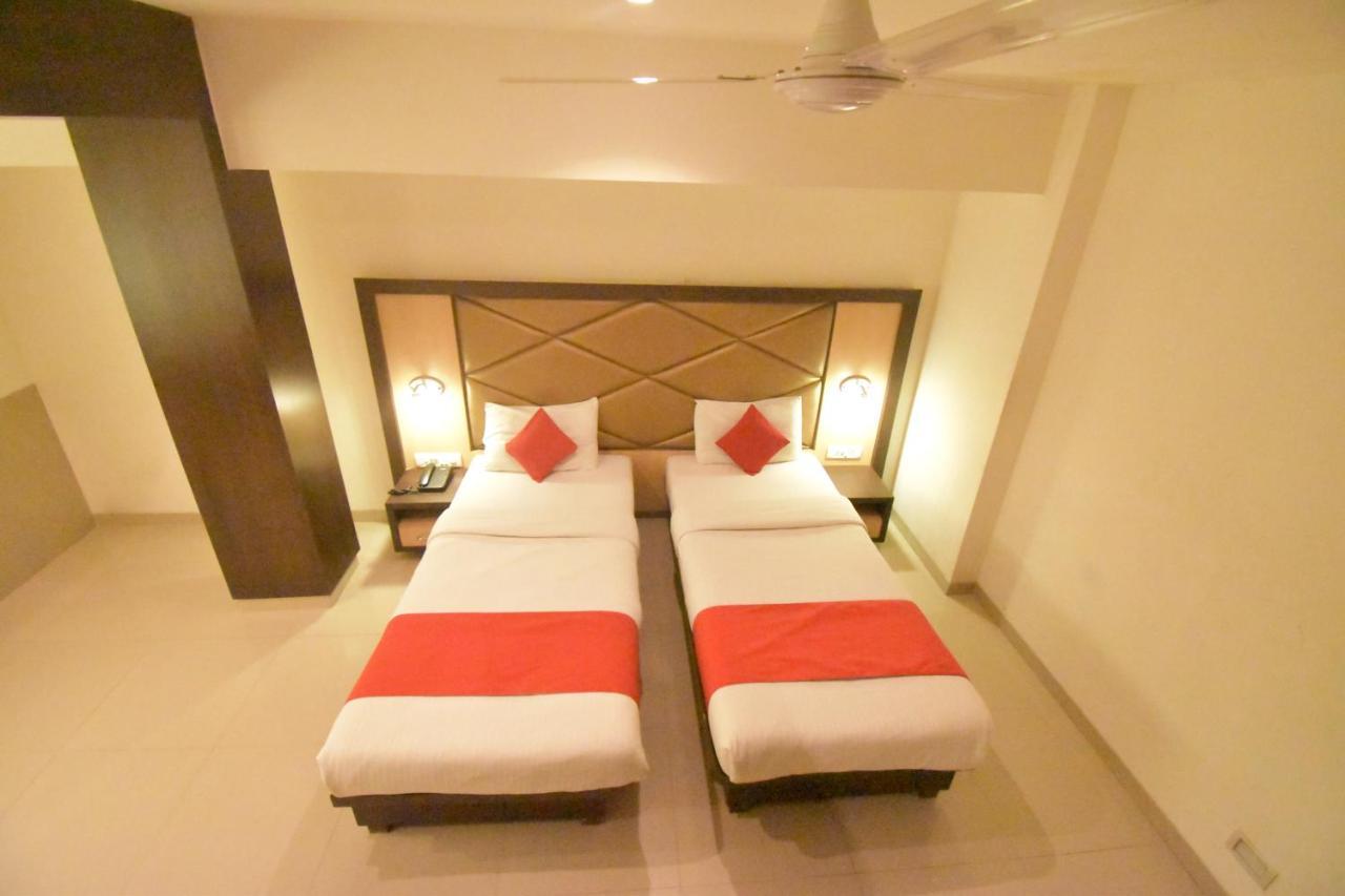 Hotel Everest Lodging Нави Мумбаи Экстерьер фото