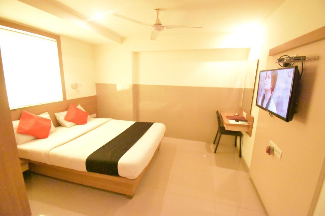 Hotel Everest Lodging Нави Мумбаи Экстерьер фото