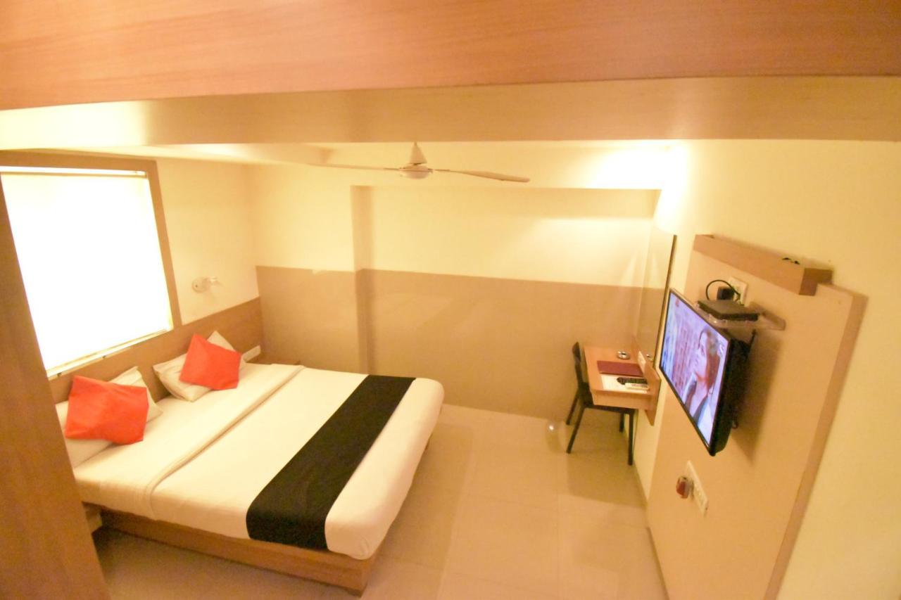 Hotel Everest Lodging Нави Мумбаи Экстерьер фото