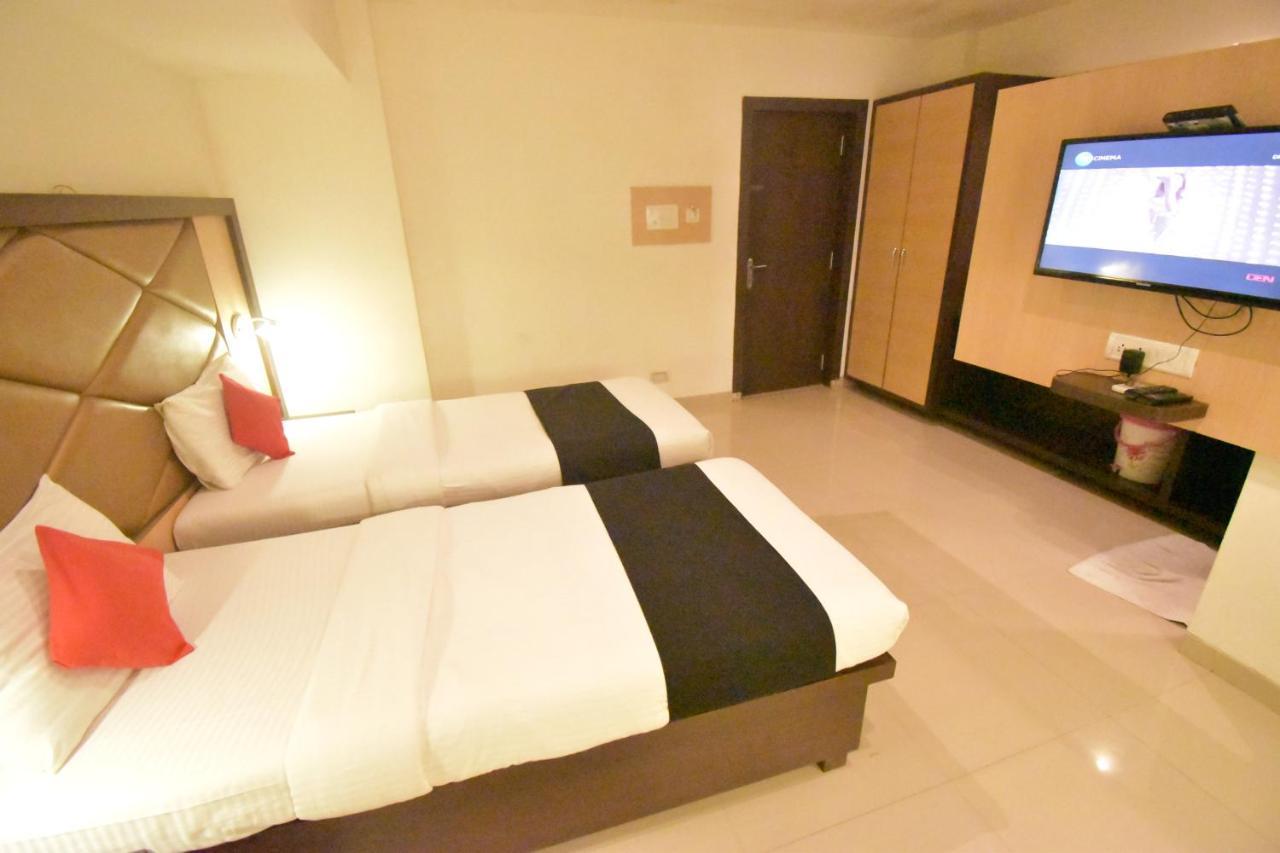 Hotel Everest Lodging Нави Мумбаи Экстерьер фото