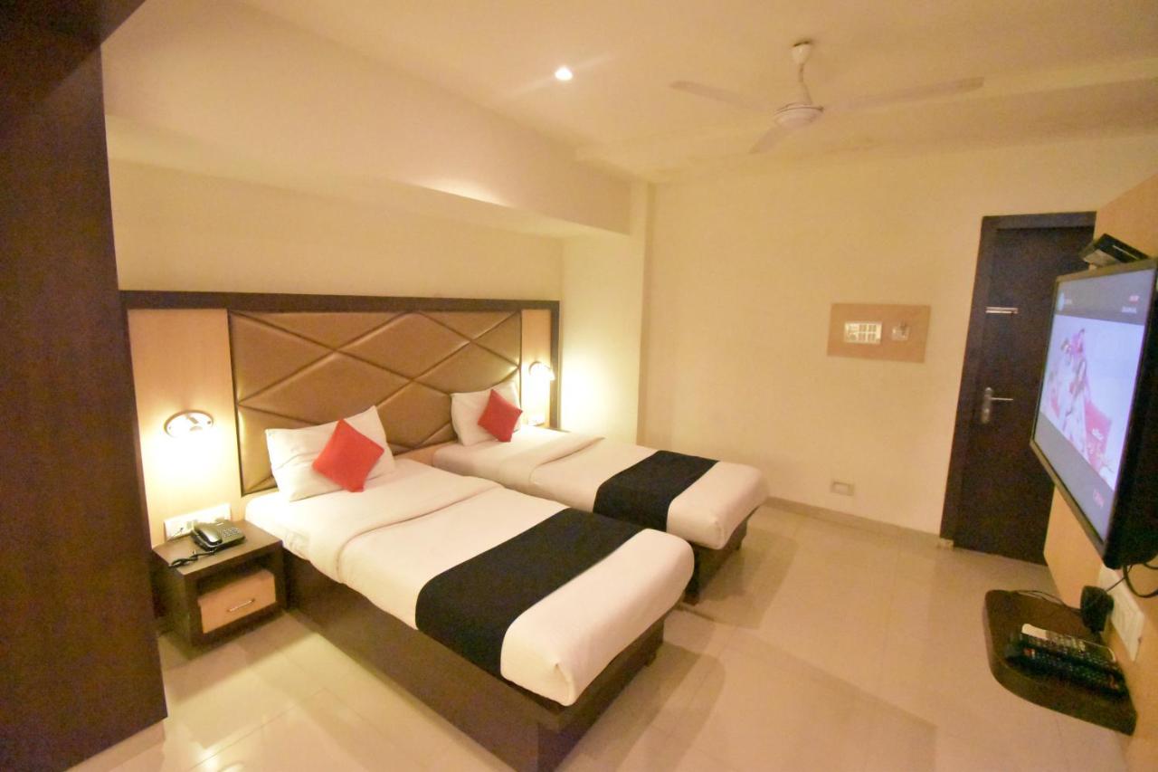 Hotel Everest Lodging Нави Мумбаи Экстерьер фото